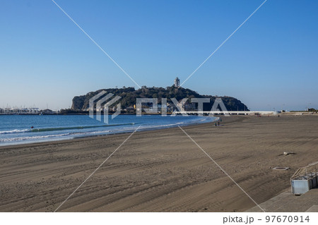 早朝の腰越海岸から見る江ノ島 早朝の腰越海岸から見る江ノ島 97670914