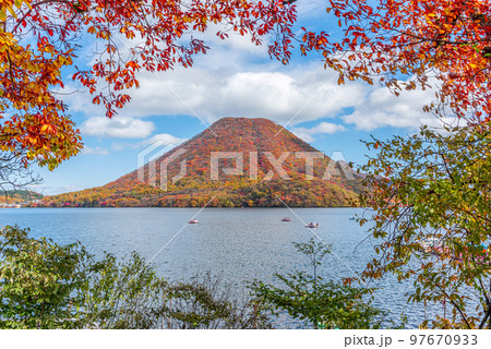 群馬県 榛名山 榛名富士と紅葉 群馬県 榛名山 榛名富士と紅葉 97670933