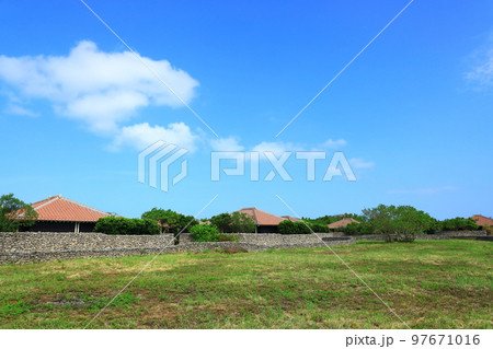 竹富島 赤瓦屋根の家々 竹富島 赤瓦屋根の家々 97671016