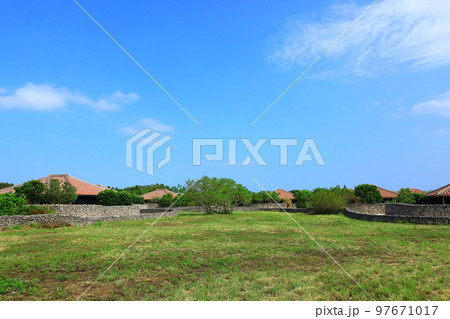 竹富島 赤瓦屋根の家々 竹富島 赤瓦屋根の家々 97671017