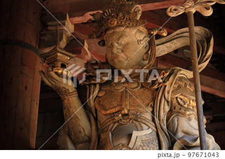 東大寺大仏殿北の方向を守る守護神多聞天 東大寺大仏殿北の方向を守る守護神多聞天 97671043