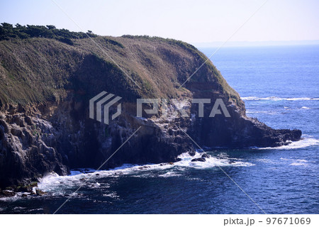 三浦半島最南端の城ヶ島ー冬の海 三浦半島最南端の城ヶ島ー冬の海 97671069
