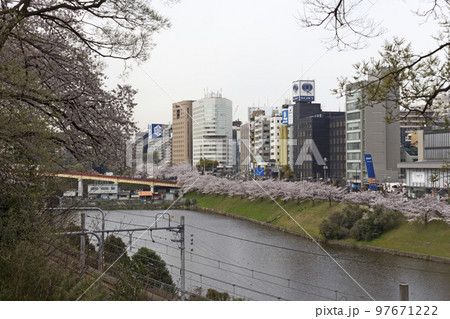 都会に咲く桜の風景イメージ 97671222