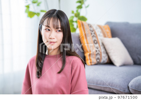 ルームウェアでのんびりと寛ぐ若い女性 97671500