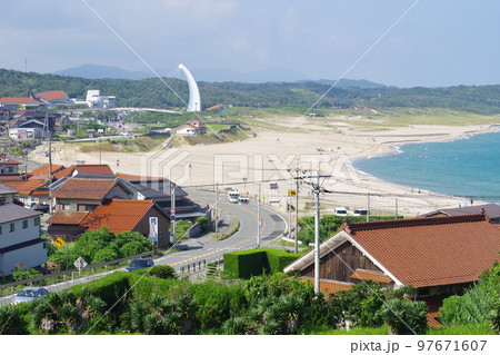 波子海水浴場と海洋館アクアスのタワーの景色 97671607