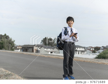 スマホを持つ中学生 スマホを持つ中学生 97671689