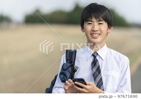 スマホを持つ中学生 スマホを持つ中学生 97671690