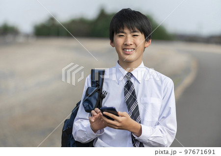 スマホを持つ中学生 97671691