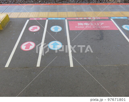 駅のホーム 駅のホーム 97671801