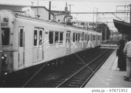 田園都市線・地上の高津駅、7200系アルミ試作車、駅前に時計メーカー、1974年2月26日撮影 97671952
