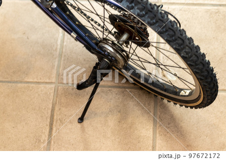 スタンドで支えられた自転車の車輪 97672172