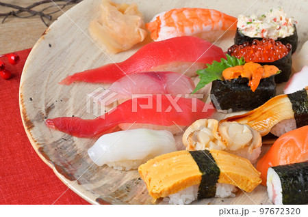 大皿にのったお寿司盛り合わせ。海鮮料理、すし、鮨、寿司、和食。 大皿にのったお寿司盛り合わせ。海鮮料理、すし、鮨、寿司、和食。 97672320