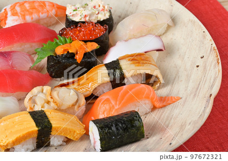 大皿にのったお寿司盛り合わせ。海鮮料理、すし、鮨、寿司、和食。 大皿にのったお寿司盛り合わせ。海鮮料理、すし、鮨、寿司、和食。 97672321
