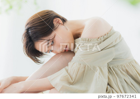 ビューティイメージ　ショートヘアの女性 97672341
