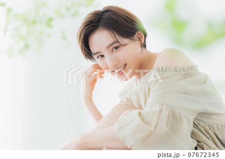 ビューティイメージ　ショートヘアの女性 97672345