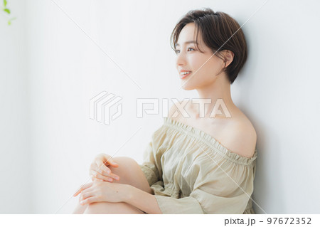 ビューティイメージ　ショートヘアの女性 97672352