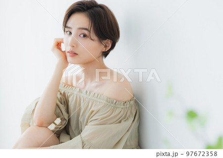 ビューティイメージ ショートヘアの女性 ビューティイメージ ショートヘアの女性 97672358