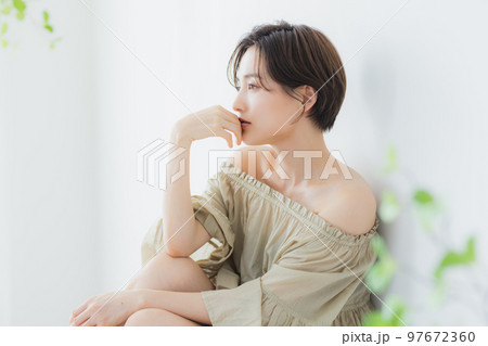 ビューティイメージ　ショートヘアの女性 97672360