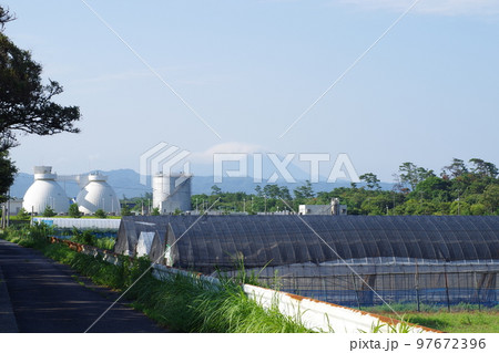 出雲大社町のビニールハウスと三瓶山の眺め 出雲大社町のビニールハウスと三瓶山の眺め 97672396
