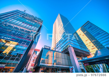 日本の東京都市景観 夕日を浴びる秋葉原駅前のオフィスビルなどを望む 日本の東京都市景観 夕日を浴びる秋葉原駅前のオフィスビルなどを望む 97672666