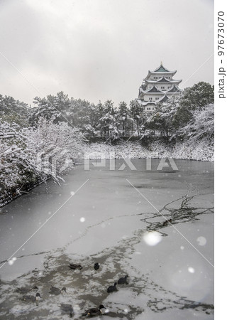 《愛知県》雪の名古屋城 97673070