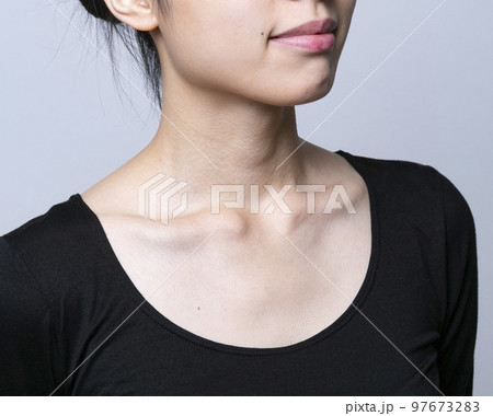 襟元を大きく開けた女性　襟元を大きく出した女性　デコルテにシワのない女性　デコルテのケアをする女性 97673283