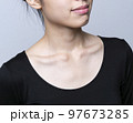 襟元を大きく開けた女性　襟元を大きく出した女性　デコルテにシワのない女性　デコルテのケアをする女性 97673285