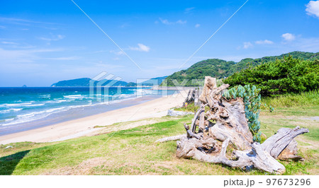 美しい海岸風景「福岡県糸島市の観光名所　大口海岸パノラマ景色」 97673296