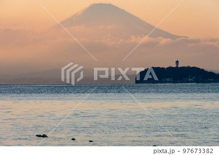逗子海岸からの夕焼けの富士山と江ノ島 97673382
