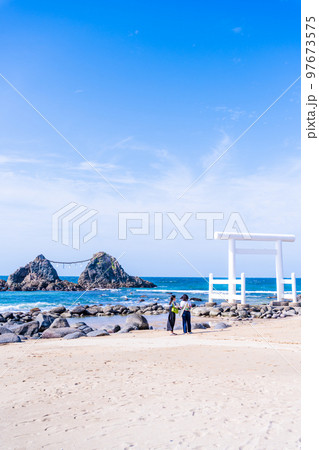 美しい海岸風景「福岡県糸島市の観光名所　桜井二見ヶ浦 景色」 97673575