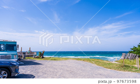 美しい海岸風景「福岡県糸島市の観光名所　大口海岸パノラマ景色」 97673598