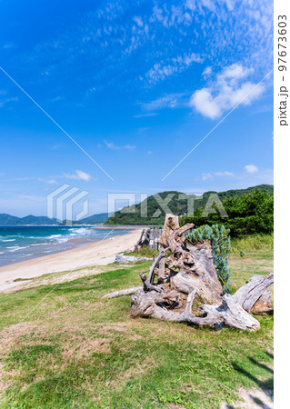 美しい海岸風景「福岡県糸島市の観光名所 大口海岸パノラマ景色」 美しい海岸風景「福岡県糸島市の観光名所 大口海岸パノラマ景色」 97673603