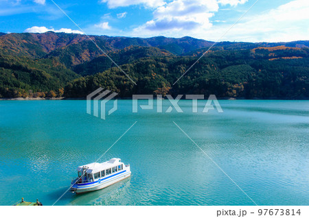 エメラルドグリーンに輝く井川湖と紅葉 97673814