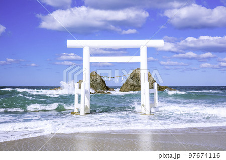 福岡県 糸島市  二見ヶ浦の白い鳥居と夫婦岩 97674116