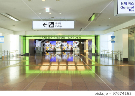 羽田エアポートガーデン　連絡通路ジャパンプロムナードの入口 97674162