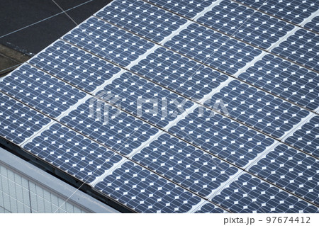 屋根の上の太陽光発電パネル 屋根の上の太陽光発電パネル 97674412