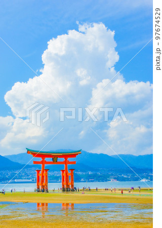 宮島・厳島神社の鳥居 宮島・厳島神社の鳥居 97674529