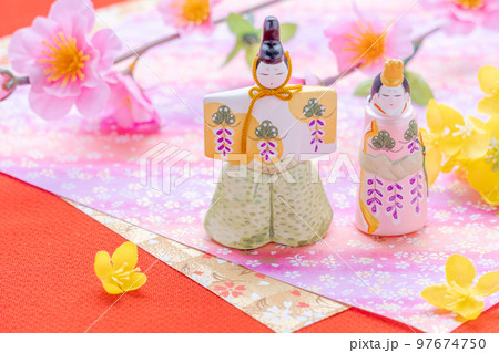 ひなまつりイメージ|立ち雛と桃の花と菜の花 ひなまつりイメージ|立ち雛と桃の花と菜の花 97674750