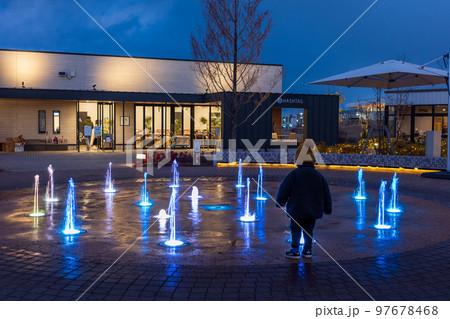 日本の岡山県岡山市の北長瀬駅のとても美しいイルミネーション 97678468