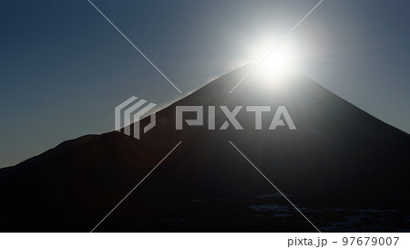 竜ヶ岳より望む早朝のダイヤモンド富士 竜ヶ岳より望む早朝のダイヤモンド富士 97679007