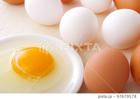 お皿に出した生卵 97679578