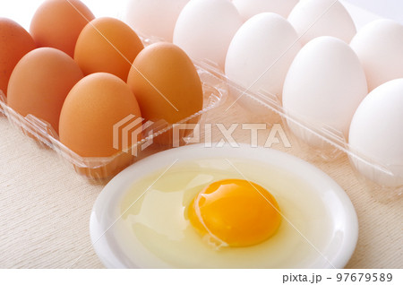 お皿に出した生卵 お皿に出した生卵 97679589