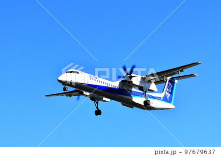 大阪国際空港 ANA ボンバルディア DHC8-Q400 プロペラ機 着陸態勢 千里川尻 大阪国際空港 ANA ボンバルディア DHC8-Q400 プロペラ機 着陸態勢 千里川尻 97679637