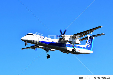 大阪国際空港　ANA　ボンバルディア　DHC8-Q400 プロペラ機　着陸態勢　千里川尻 97679638