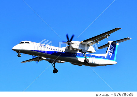 大阪国際空港　ANA　ボンバルディア　DHC8-Q400 プロペラ機　着陸態勢　千里川尻 97679639
