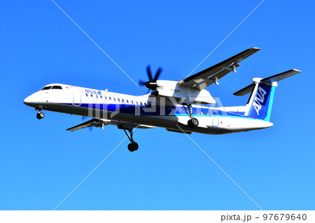 大阪国際空港　ANA　ボンバルディア　DHC8-Q400 プロペラ機　着陸態勢　千里川尻 97679640