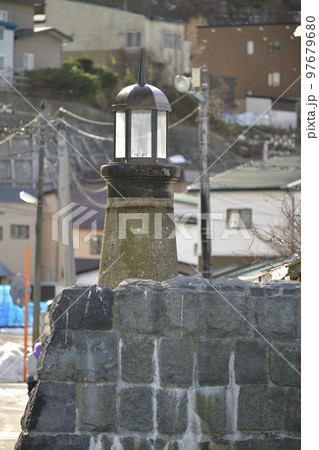 冬の北海道函館市入船漁港でレトロな灯台の風景を撮影 97679680