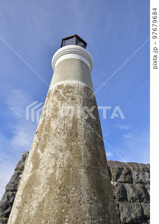 冬の北海道函館市入船漁港でレトロな灯台の風景を撮影 97679684