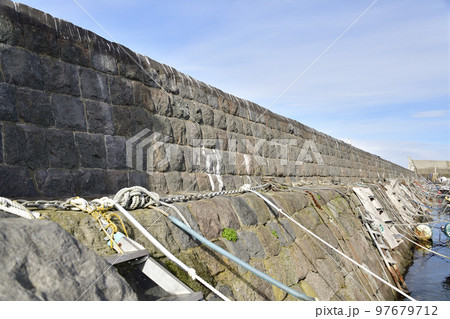 冬の北海道函館市入船漁港で土木学会推奨土木遺産の防波堤の風景を撮影 冬の北海道函館市入船漁港で土木学会推奨土木遺産の防波堤の風景を撮影 97679712