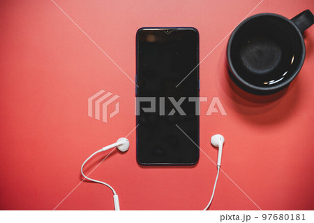 カップと文房具と赤い背景とスマートフォン カップと文房具と赤い背景とスマートフォン 97680181